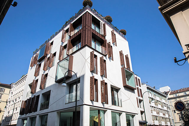 domus lascaris torino, facciata con frangisole verniciati corten, facciata architettura moderna