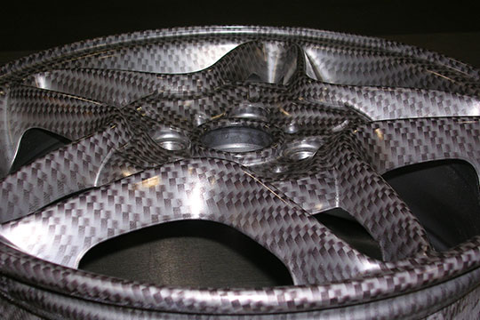 cerchi auto con decorazione effetto carbonio