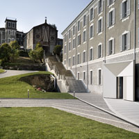 il nuovo padiglione ingresso e la chiesa con la scalinata di accesso