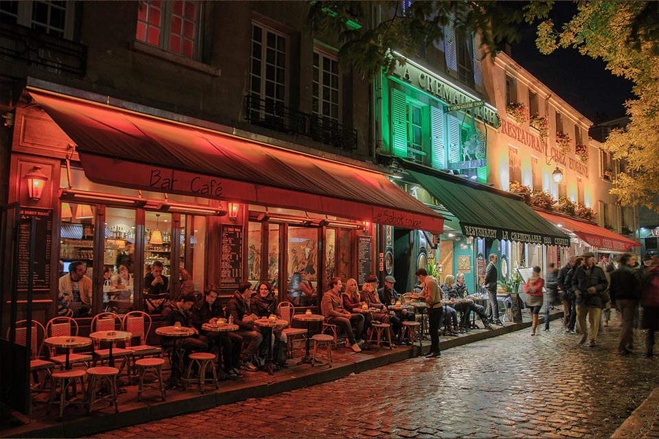 parigi, bistrot parigino, bristrot parigino con tavoli in metallo