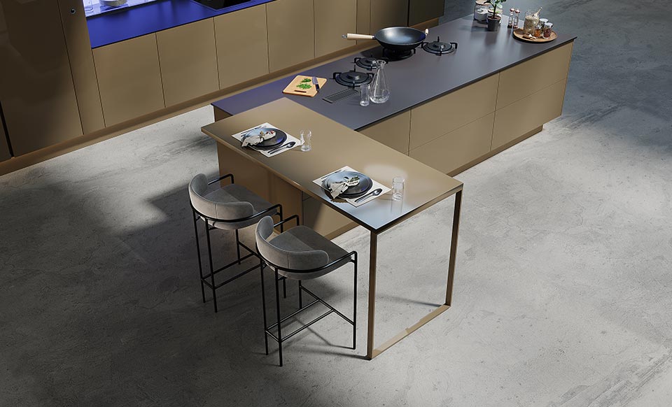 cucina finiture oro su diverse componenti metalliche