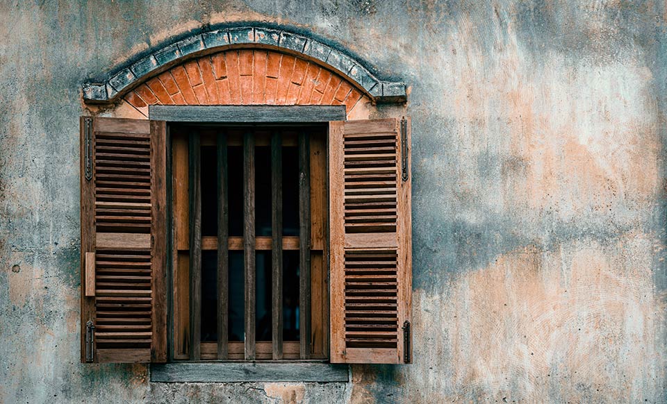 infisso in legno tradizionale, finestra in legno tradizionale