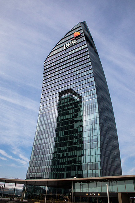 torre-piazza-tre-torri-milano-il-curvo-sviluppo-verticale.jpg
