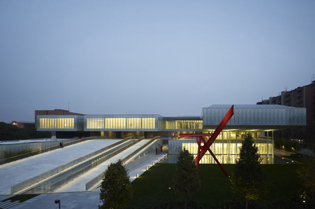 vista frontale con rampe parallele esterne per accesso museo