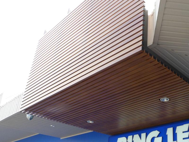 verniciatura controsoffitto in alluminio, decorazione controsoffitti effetto legno