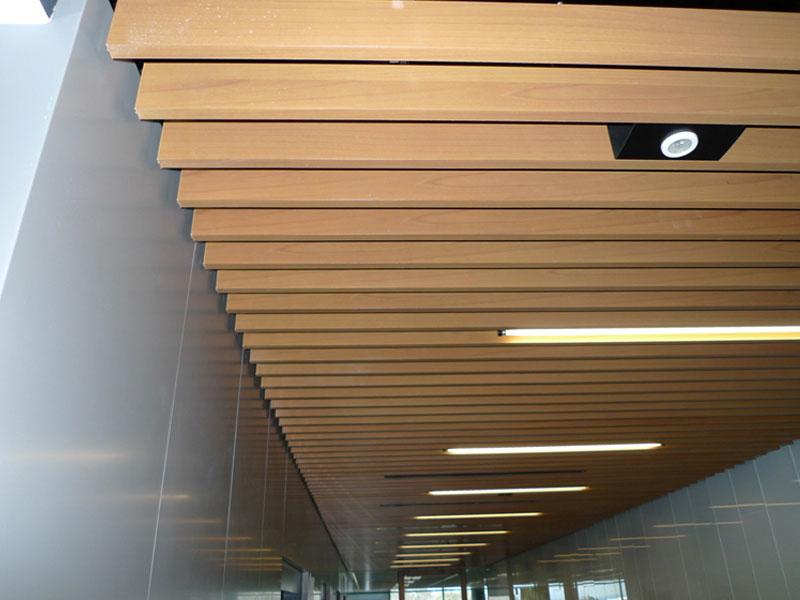 verniciatura controsoffitto in alluminio, decorazione controsoffitti effetto legno